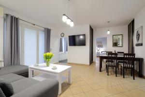 salon z kanapą i stołem w obiekcie Dworek Różany Hotel & Restauracja w mieście Namysłów