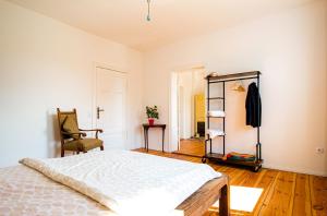 Un pat sau paturi într-o cameră la Landhaus Oderbruch