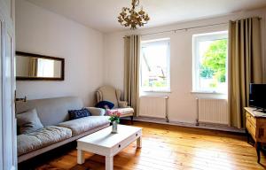 a living room with a couch and a table at Die Jute Stube in Bad Freienwalde