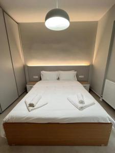 - une chambre avec un lit et 2 serviettes dans l'établissement Embassy- I1, à Athènes