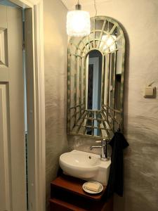 W łazience znajduje się umywalka i lustro. w obiekcie Sallimeister Linda külalistemaja. w mieście Haapsalu
