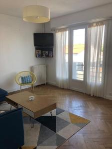 a living room with a coffee table and a couch at Maison de vacances 10 personnes, La Tremblade in La Tremblade