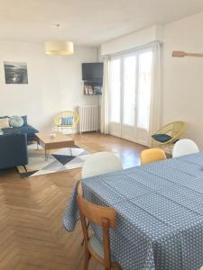 a room with a table and chairs and a living room at Maison de vacances 10 personnes, La Tremblade in La Tremblade