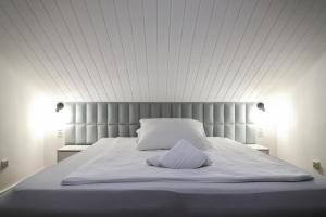 Łóżko lub łóżka w pokoju w obiekcie Dworek Różany Hotel & Restauracja