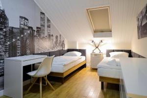 pokój hotelowy z dwoma łóżkami i biurkiem w obiekcie Dworek Różany Hotel & Restauracja w mieście Namysłów +37 zdjęć
