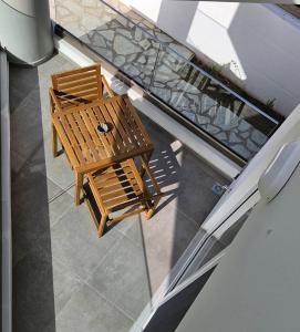 un balcone con vista sul soffitto di un tavolo e sedie. di Chilies Rizes a Nafpaktos