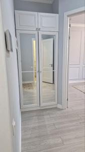une chambre avec deux grands miroirs dans l'établissement Апартаменты в ЖК Bi city TOKYO, à Astana