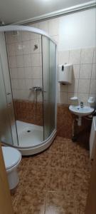 uma casa de banho com um chuveiro, um WC e um lavatório. em Trevena Kretinga em Kretinga
