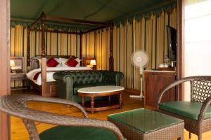 Tempat tidur dalam kamar di Blue Ocean The Fern Resort & Spa Ganpatipule