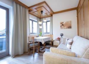 een woonkamer met een bank en een tafel bij Haus Alpin in Ellmau
