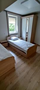1 dormitorio con 2 camas y ventana en Trevena Kretinga en Kretinga