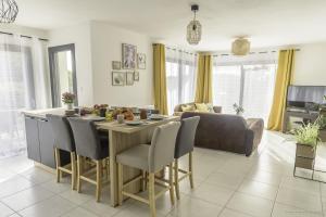 uma cozinha e sala de estar com mesa e cadeiras em LES 7 ÎLES em Baden