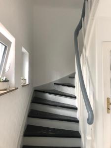 een trap in een huis met een zwart-witte trap bij House of hanover in Hannover
