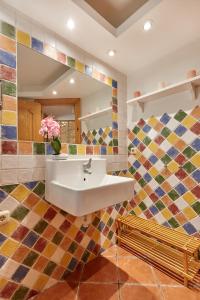 La salle de bains est pourvue d'un lavabo et d'un miroir. dans l'établissement TuApartamento centro Estafeta Deluxe, à Pampelune