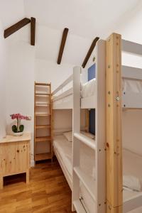 Cette chambre dispose de lits superposés, de 2 lits superposés et d'un bureau. dans l'établissement TuApartamento centro Estafeta Deluxe, à Pampelune