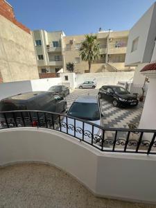 un balcón con coches aparcados en un aparcamiento en Cosy appartement, en Sousse 11 fotos más