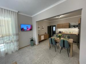 comedor y cocina con mesa y sillas en SP Urban Apartment, en Plovdiv