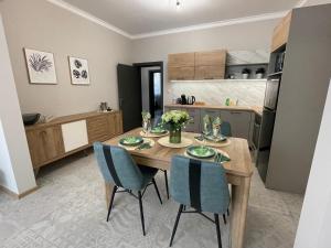 cocina y comedor con mesa y sillas en SP Urban Apartment, en Plovdiv