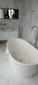 Baño blanco con lavabo y espejo en Hotel Nacional Rio de Janeiro, en Río de Janeiro