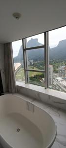 baño con bañera blanca y ventana grande en Hotel Nacional Rio de Janeiro, en Río de Janeiro