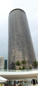 un edificio alto con muchas ventanas en Hotel Nacional Rio de Janeiro, en Río de Janeiro