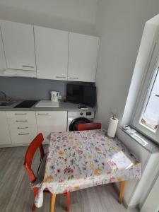 Η κουζίνα ή μικρή κουζίνα στο Apartma Sončnica +5 φωτογραφίες