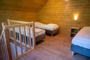 pokój z 2 łóżkami w drewnianym domku w obiekcie Pokoje Na Wydmie w Dziwnówku