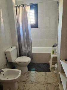 y baño con aseo, ducha y lavamanos. en Apartment with Outdoor Pool and Air Conditioning in Cabo Roig, en Cabo Roig