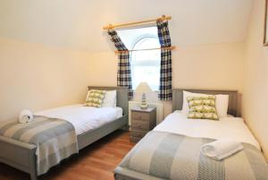 Een bed of bedden in een kamer bij 2 Bedroom Windsor Apartment with Free Parking