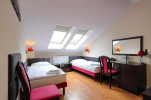 Łóżko lub łóżka w pokoju w obiekcie Dworek Różany Hotel & Restauracja