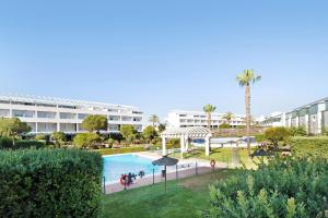 una piscina con gazebo e un resort di Casa en Costa Ballena a Rota