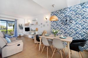 un soggiorno con tavolo, sedie e divano di Casa en Costa Ballena a Rota
