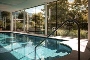 einen Pool in einem Haus mit Fenstern in der Unterkunft Hotel Hanswirt in Rabland