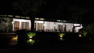 una casa iluminada por la noche con luces en Verandas Trincomalee, en Trincomalee
