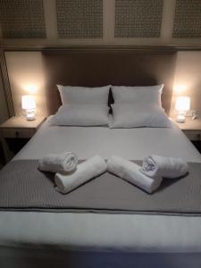 Golden Sands hotel tesisinde bir odada yatak veya yataklar