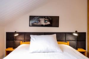 Łóżko lub łóżka w pokoju w obiekcie Dworek Różany Hotel & Restauracja