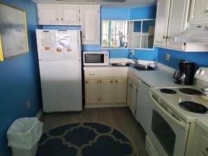 een keuken met een witte koelkast en een wastafel bij Arcadian II 15B in Myrtle Beach