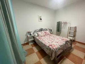 1 dormitorio con 1 cama y 1 silla en La casita del pueblo, en Molvízar