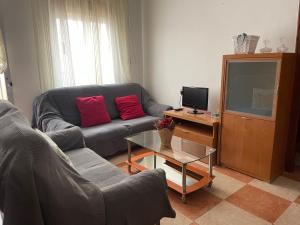sala de estar con sofá y TV en La casita del pueblo, en Molvízar
