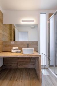 Stunning Capo Falcone Charming Apartments 2 Bedrooms sleeps 6 في ستينتينو: حمام مع حوض ومرآة