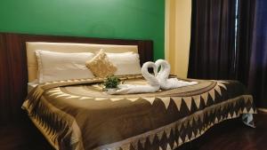 Postel nebo postele na pokoji v ubytování Hotel Ishwar Naddi