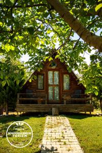 une cabane en rondins avec un sentier devant elle dans l'établissement Kazdaglari Ida Natura Bungalov Hotel, à Akçay
