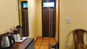 Příslušenství pro přípravu čaje a kávy v ubytování Hotel Ishwar Naddi
