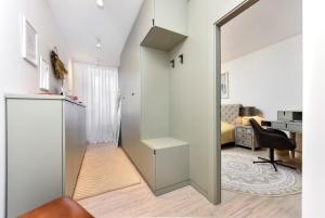 Zimmer mit einem Spiegel, einem Schreibtisch und einem Stuhl in der Unterkunft Luxury Apartment Sunce in Rovinj + 27 Fotos