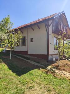 une petite maison avec un toit rouge dans l'établissement Kuca u Vrdniku 2, à Vrdnik
