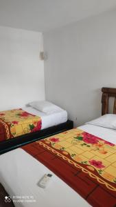 dos camas sentadas una al lado de la otra en una habitación en Hermoso apto en en Rodadero 10A en Santa Marta