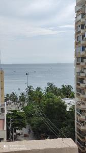 - Vistas a la playa desde un edificio en Hermoso apto en en Rodadero 10A, en Santa Marta