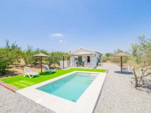 einen Pool in einem Hof mit einem Haus in der Unterkunft Cubo's Greenlife Loft Total Privacy Pool in Alhaurín el Grande