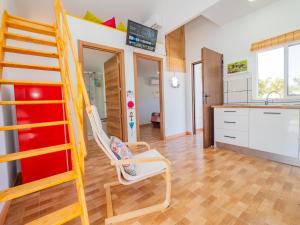 ein Kinderzimmer mit einem Etagenbett und einer Küche in der Unterkunft Cubo's Greenlife Loft Total Privacy Pool in Alhaurín el Grande