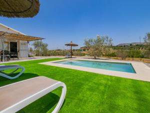einen Hof mit Pool und grünem Gras in der Unterkunft Cubo's Greenlife Loft Total Privacy Pool in Alhaurín el Grande